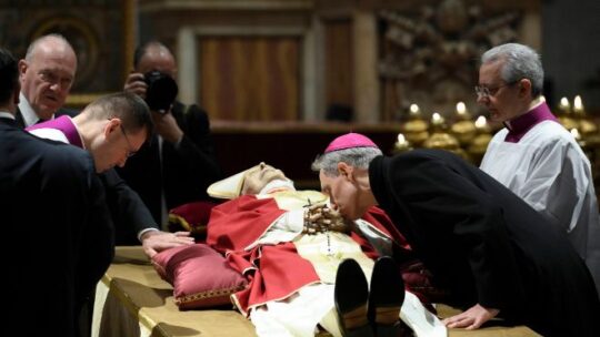 Fieles por miles despidiendo a Benedicto XVI