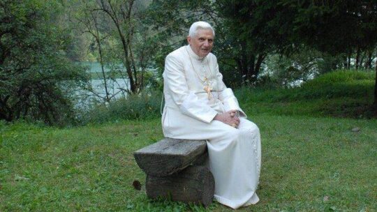 Benedicto XVI, libro «Escuela de oración»