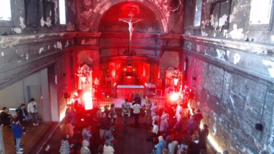 Parroquia de la Veracruz iluminada de rojo