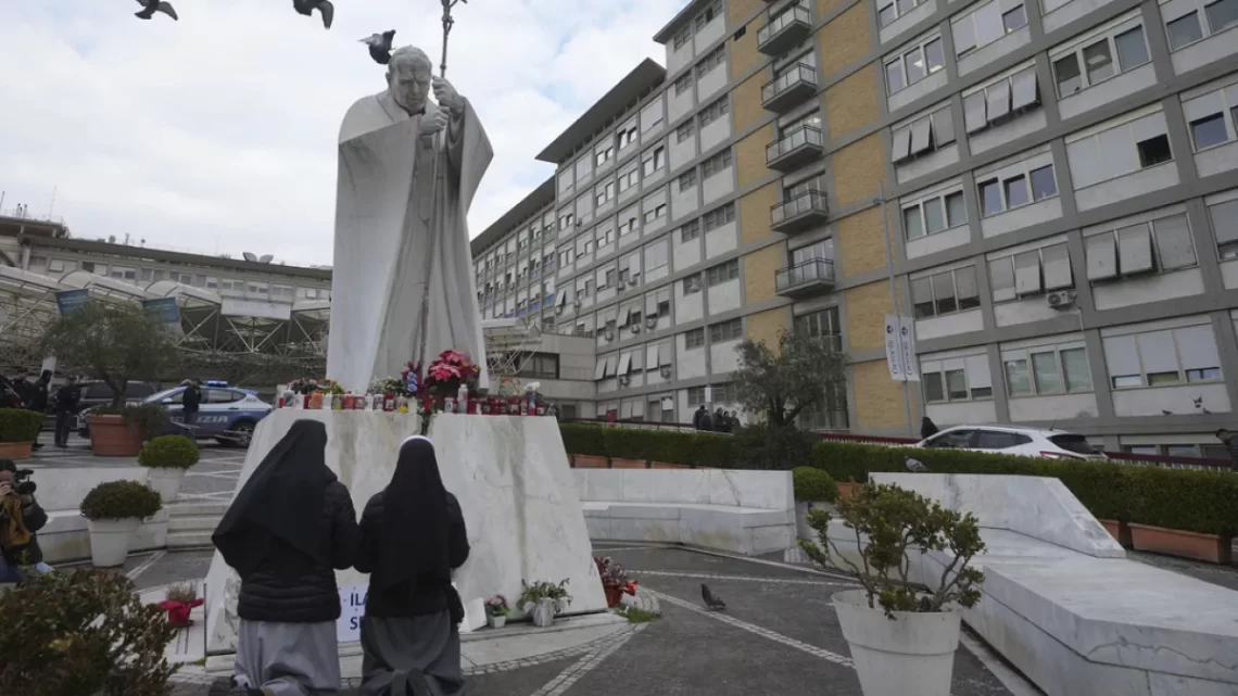 El Papa ha necesitado oxígeno y una transfusión de sangre