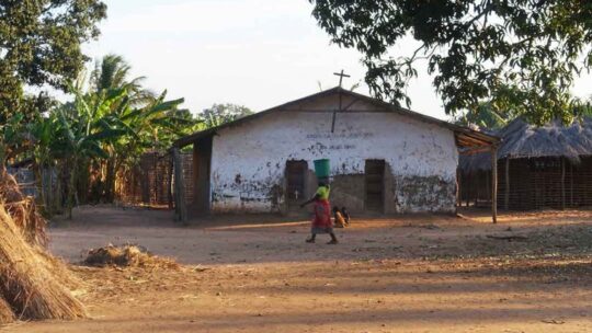 Terroristas queman las casas de los cristianos y las capillas