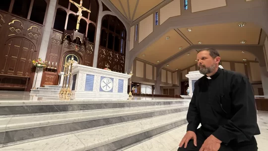 Sacerdote se despide del mundo