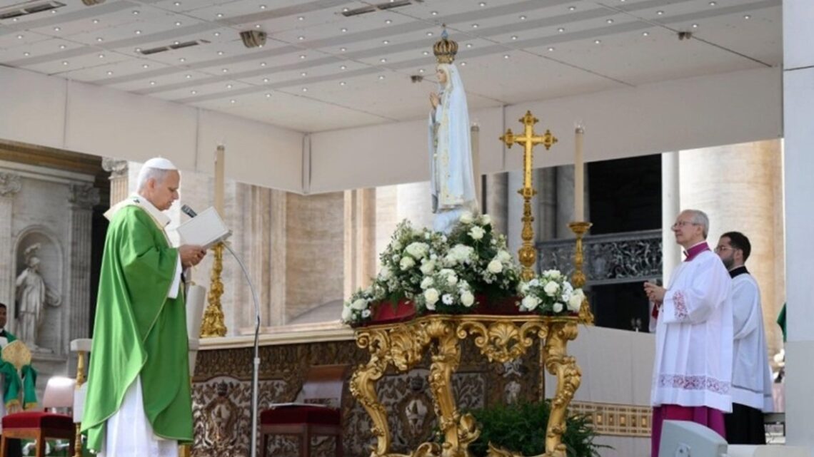 De este peligro nos libera Jesús, Él que no lleva armaduras, sino que nace y muere desnudo.