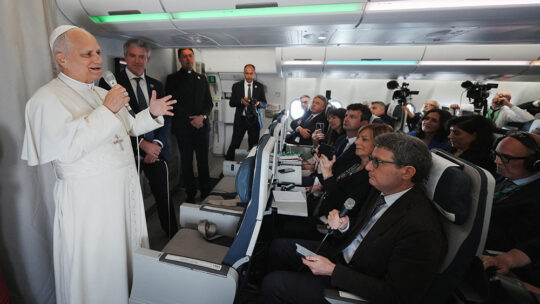 A bordo del avión papal