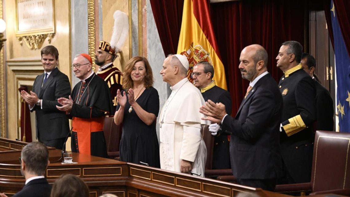 ¡LARGA OVACIÓN del Congreso al discurso de S S León XIV!