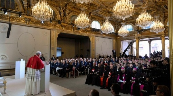 El auténtico laicismo no excluye la dimensión religiosa